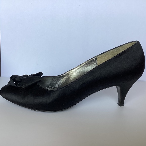2/$60 Bonwit Teller Dress Pumps. Size: 8 1/2 M Color: Black - - Picture 3 of 10
